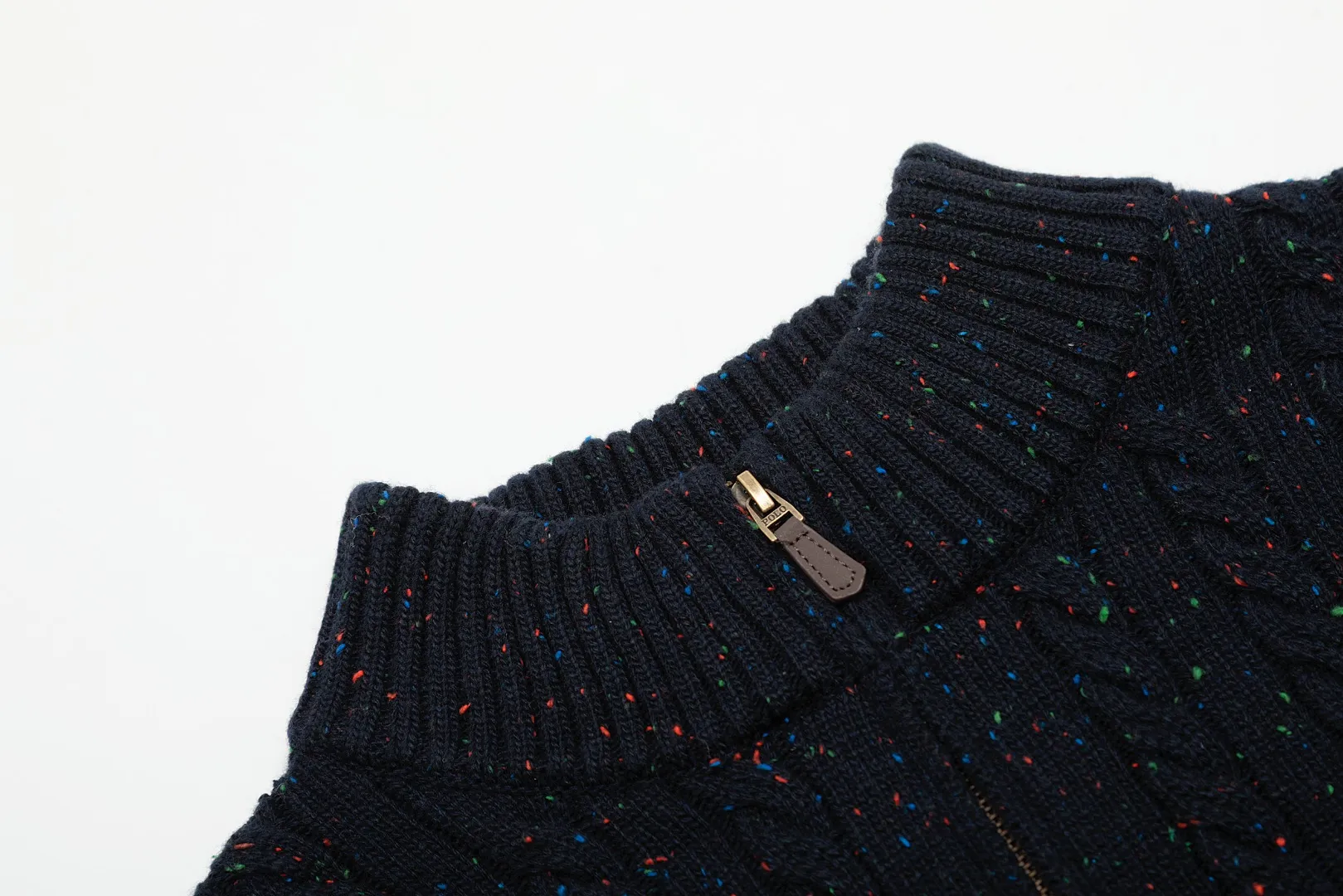 🅿️250 "Top quality" Style number: DS038# [Ralph Lauren wool blend pony embroidery logo twist knitted half-zip sweater] ✅Ralph Lauren gradient multi-color dot versatile couple's knitted half-zip pullover sweater ✅15% Merino cotton wool 85% wool blend Customized laser buttons Clean and clear texture ✅ZP quality 1:1 version Scan the code to enter the GF website Counter quality ✅Details and quality are the only one in Guangzhou. Imported quality wool, focusing on high-end, cost-effective. Needless to say good quality. ✅Restore the original version. The maximum size can be worn up to 160 pounds. Loose, comfortable and stress-free. ✅Zip down the lapel. Pull up the zipper to the half-high collar. Easy to wear with any style. Christmas red